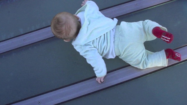 बच्चा बिस्तर से गिर पड़े तो क्या करें - संकेत और लक्षण